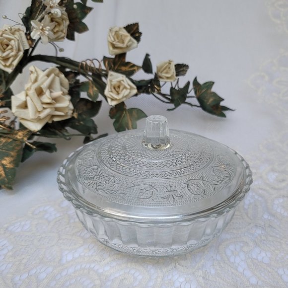 Cut Glass Clear Vintage Candy Dish with Lid Fluted Sides Holiday Table Lovely - Picture 1 of 9